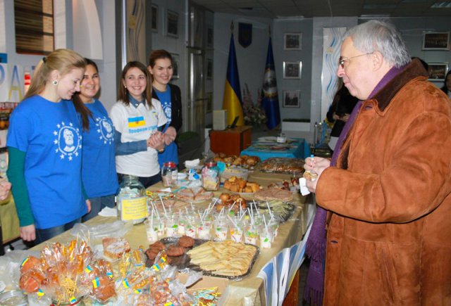 Ректор на благодійному ярмарку 8 грудня 2014