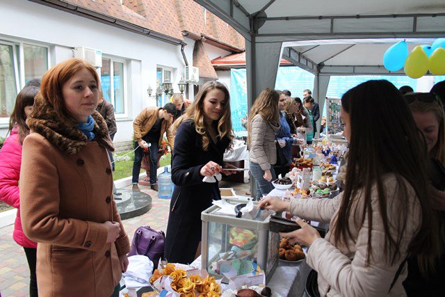 Благодійний ярмарок Драгоманівська родина