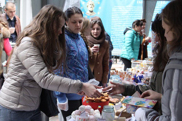 Благодійний ярмарок Драгоманівська родина