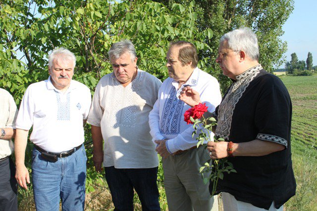 Драгоманівці поклали квіти до кенотафа на місці загибелі В. Чорновола