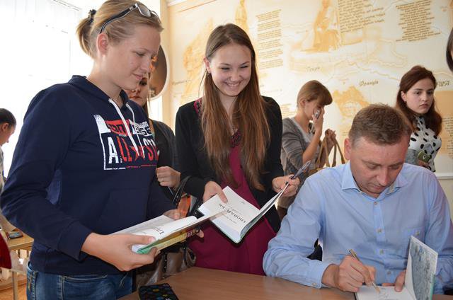 Презентація книги Євгена Положія «Іловайськ» в Інституті української філології та літературної творчості імені Андрія Малишка