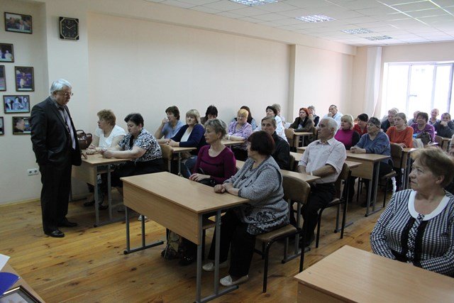 Ректор Віктор Андрущенко зустрівся зі співробітниками Спортивного комплексу університету