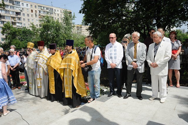 Драгоманівці взяли участь у відкритті пам’ятника своєму випускнику Андрію Малишку