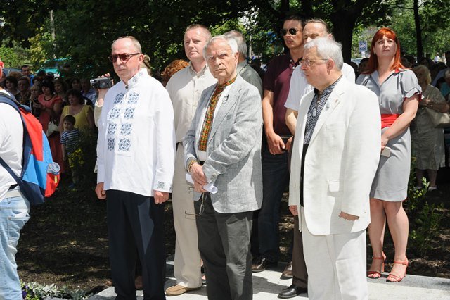 Драгоманівці взяли участь у відкритті пам’ятника своєму випускнику Андрію Малишку