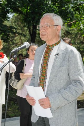 Драгоманівці взяли участь у відкритті пам’ятника своєму випускнику Андрію Малишку