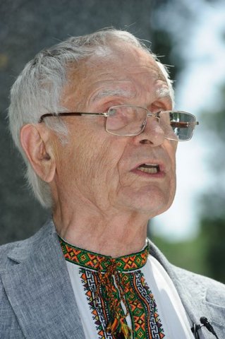 Драгоманівці взяли участь у відкритті пам’ятника своєму випускнику Андрію Малишку