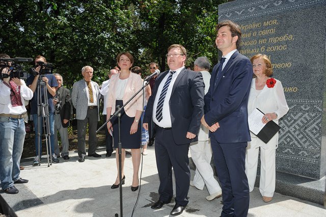 Драгоманівці взяли участь у відкритті пам’ятника своєму випускнику Андрію Малишку