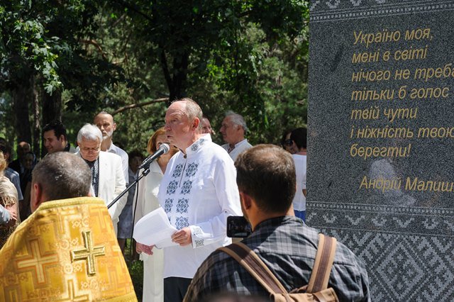 Драгоманівці взяли участь у відкритті пам’ятника своєму випускнику Андрію Малишку